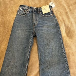 Abercrombie 90’s Relaxed Jean size 00/24